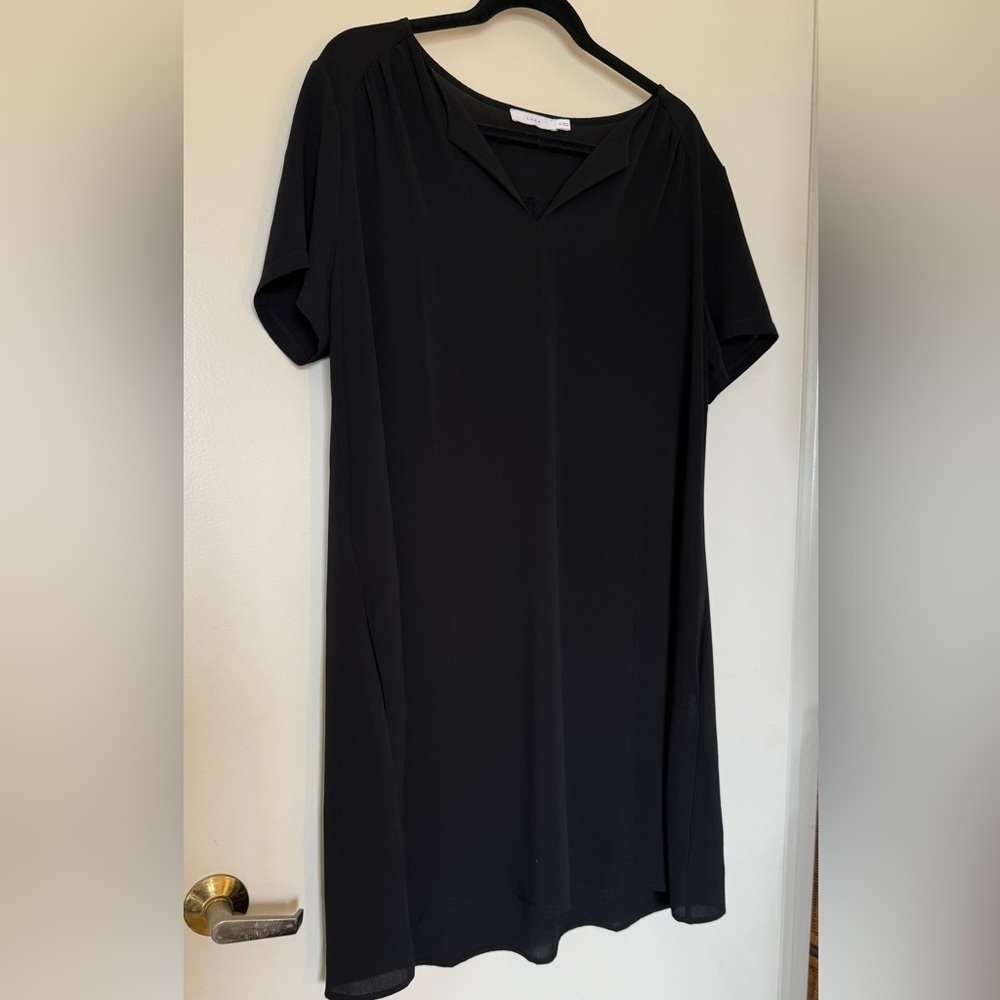 Lush Short Sleeve V-Neck Black Tunic with Pockets in Size XL